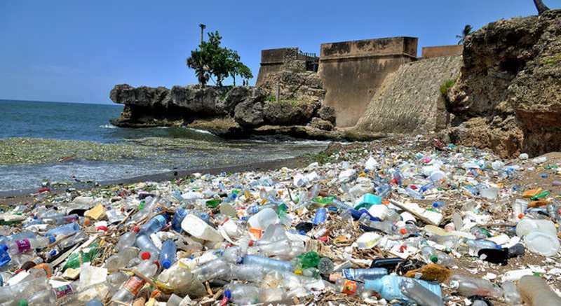 plasticos en el malecon