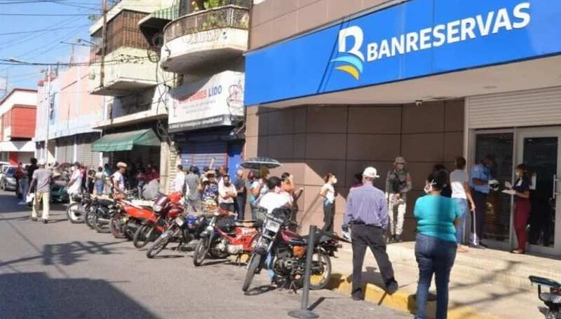 Siguen largas filas en los bancos de la capital Santo Domingo a